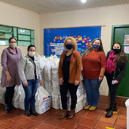 Colaboradoras Francieli  e Débora com a equipe da Escola Oswaldo Aranha